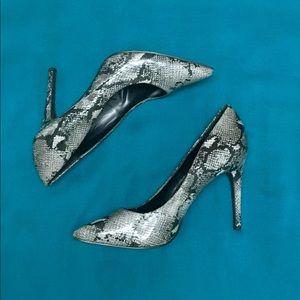 Express Python Pumps